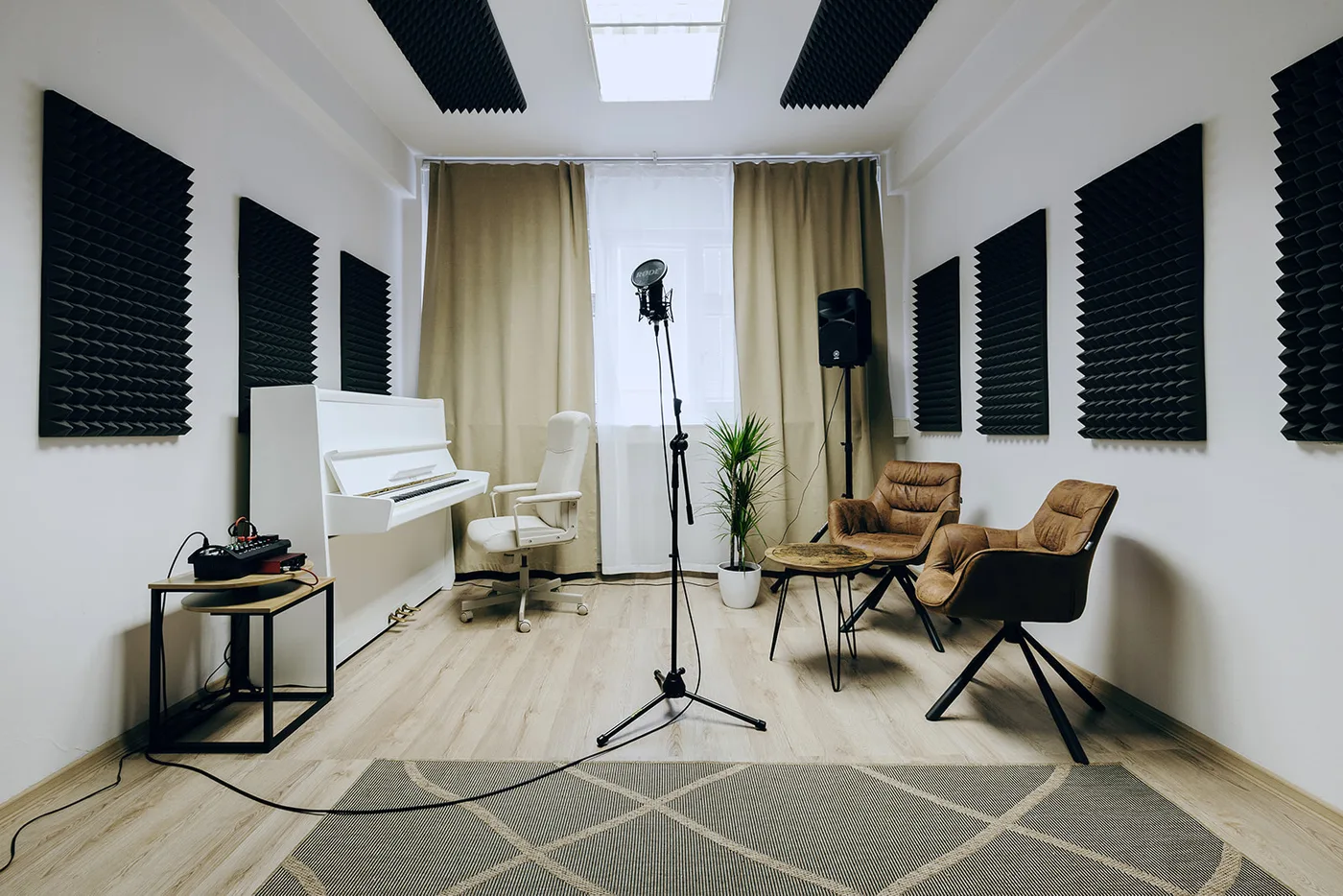 Světlá učebna Singasong s pianem a mikrofonem