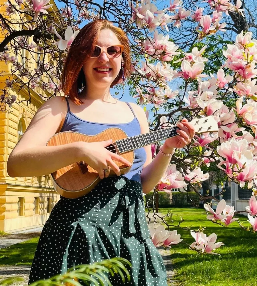 Studentka Singasong s ukulele